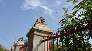 古老石坊与绿植相映