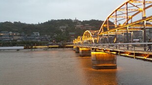 黄昏下的黄色桥梁美景