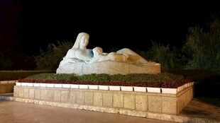 夜晚中的母子雕塑