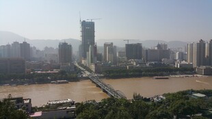 城市河畔高楼景观