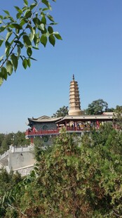 绿树掩映下的古塔建筑