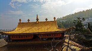 金顶寺庙 尽显庄严神圣