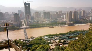 重庆城市江畔风光