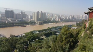 山城江景与古建筑风光