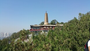 山上古塔风景秀丽