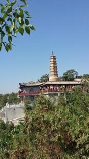 山林间的古塔建筑景观