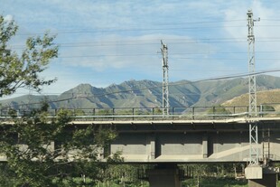 山间桥梁与通信设施景观