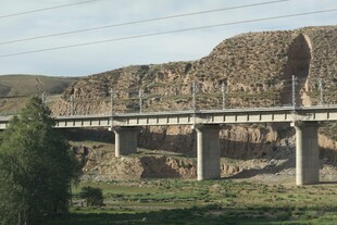 山间铁路桥横跨壮丽风景