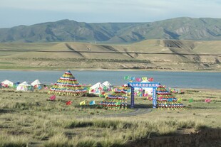 草原湖畔的多彩游乐场景