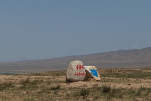 沙漠中的彩色艺术装置