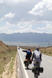 公路骑行者指向远方风景