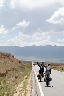 公路骑行赏景的摩托车队