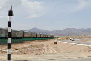 铁路沿线的荒凉户外景象
