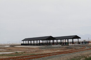 空旷场地中的长形建筑