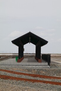 草原上的独特黑色建筑