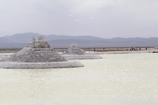 盐湖壮观盐雕景观