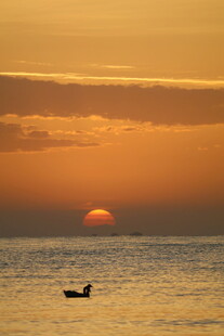 海上落日孤舟美景