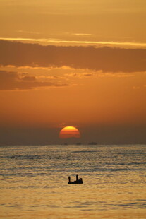 海上落日小船静谧画面