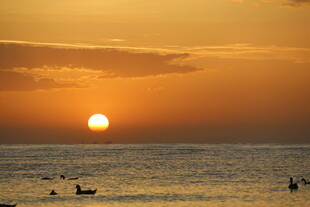 海上日落时的悠然景象