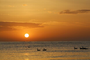 海上日落小船美景