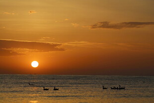 海上日落时的渔船景象