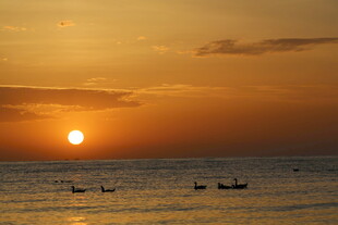 海上日落时的悠然景象