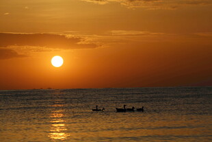 海上日落时的静谧渔船