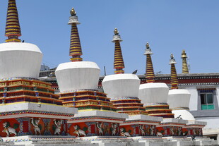 藏式白塔群 庄严佛教建筑