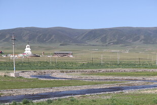 草原公路旁的白色建筑