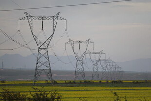 田野中的高压输电塔