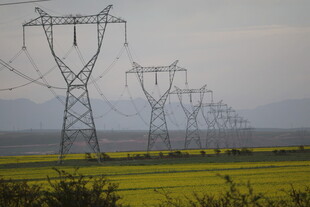 田野间的输电铁塔