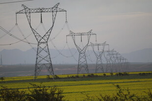 田野上的高压输电塔