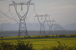 田野间的高压输电塔