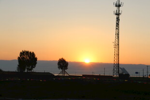 夕阳下的通信塔