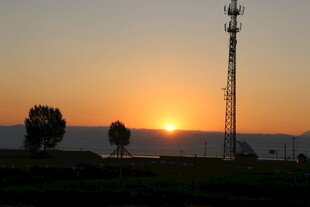 日落时分的通信塔景观