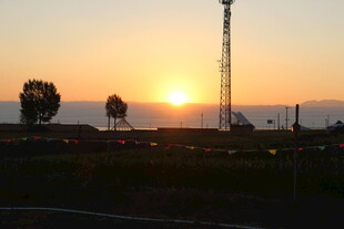 夕阳下的钻井平台