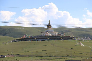 草原上的庄严藏式建筑