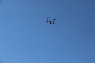 蓝天中飞行的小型飞机