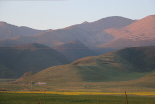 黄昏下的山峦与田野风光