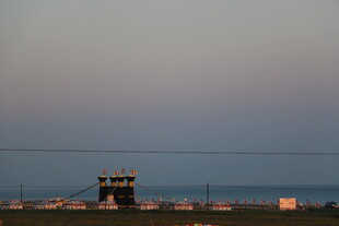 黄昏下的机场塔台