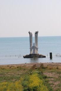 海边残垣与烂漫黄花