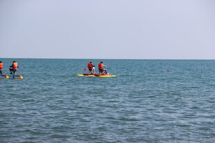 海上多人乘皮划艇游玩