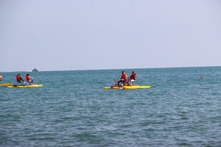 海上多人乘香蕉船游玩