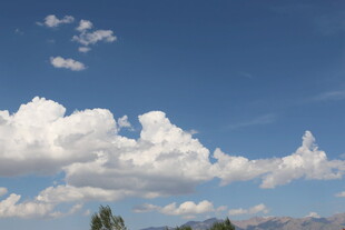 蓝天飘白云的美丽景致