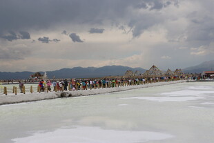 茶卡盐湖景区的壮观景象