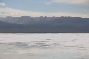 广阔盐湖与远处山脉景观