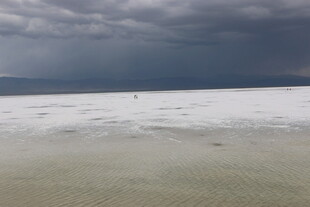 乌云下的广袤沙滩