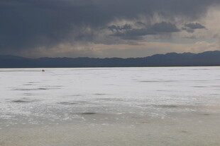 乌云笼罩下的广袤冰雪大地