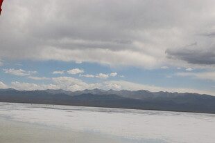 广阔盐湖与远处山峦景观