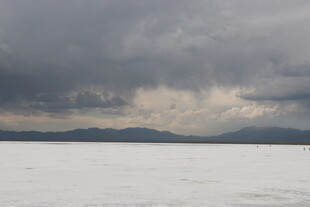 乌云下的广袤冰雪景观